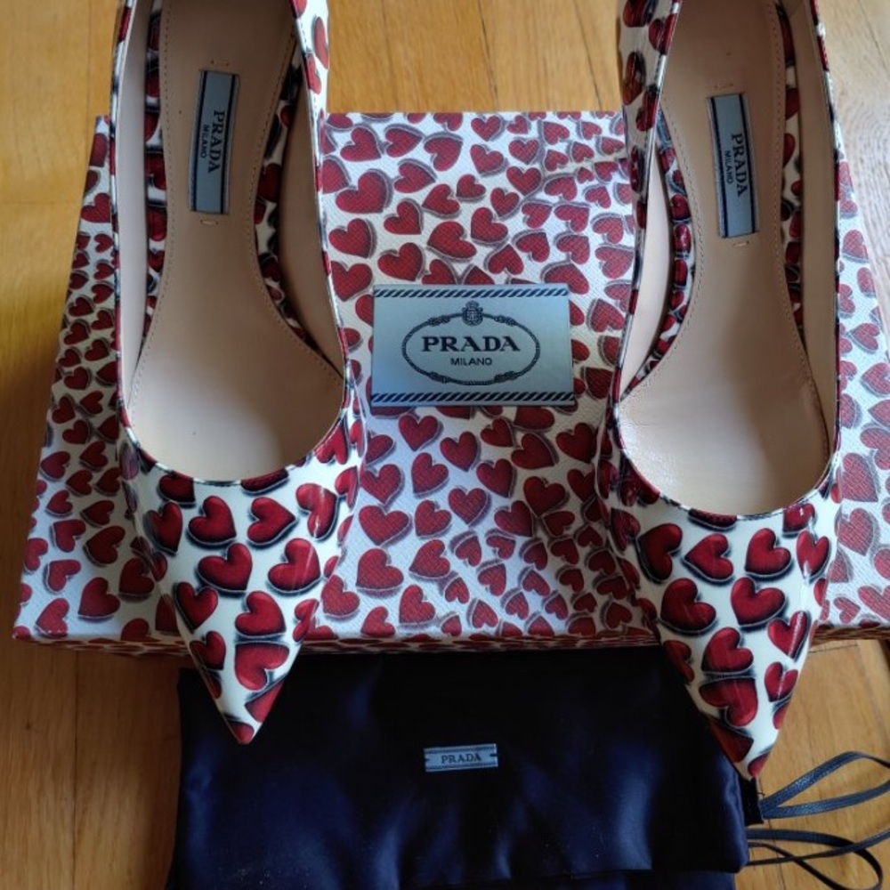 ❤️ Prada heart print pointed toe pumps sz 37.5 ❤️
